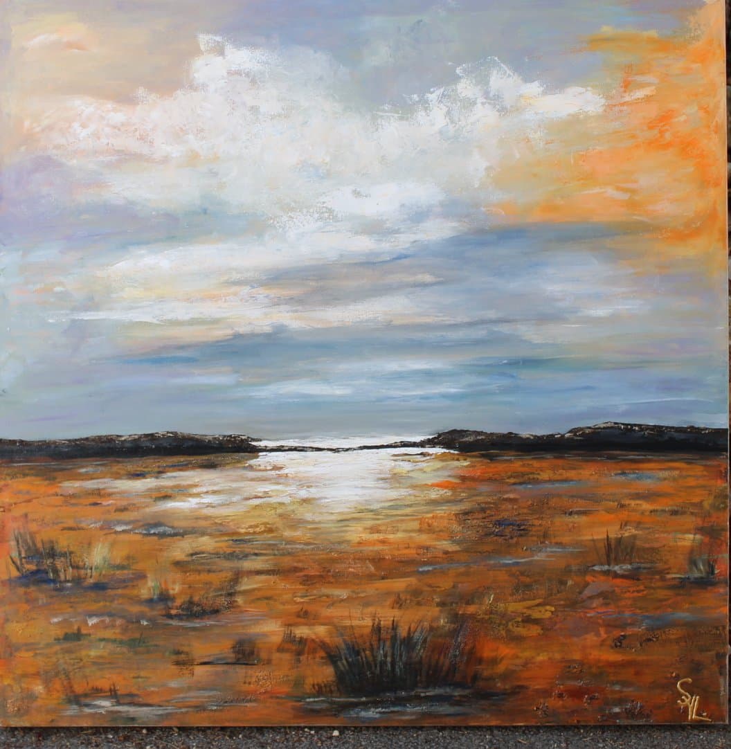 Peinture d'un étang au crépuscule, végétation ocre et ciel nuageux lumineux